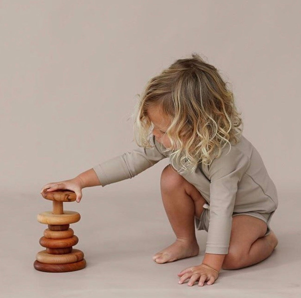 Kūdikio rinkinys: montessori rūšiavimo žaislas + natūralus kramtukas barškutis